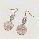 淡いピンク色のピアス・イヤリング・マスクアクセサリー