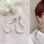 ✴︎NEW!✴︎パールデザインアクリルフープとストーン調プレートピアス