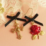 薔薇とクロスのピアス（Red）