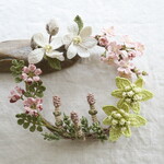 早春の花のリース