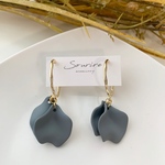 ゴールド×くすみブルーのマット花びらピアス
