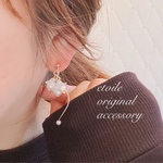 小ぶり　ユラユラ　パール　フラワー　大人可愛い　春　樹脂ノンホールピアス　樹脂フックピアス　イヤリング　ピアス　華奢　繊細　花イヤリング　花ピアス　フラワーイヤリング　フラワーピアス　すずらん　夏