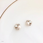 小ぶりビジューのワンポイントピアス・イヤリング