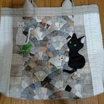 石畳に集う猫のバック