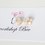 パールホワイトフラワーのピアス・イヤリング