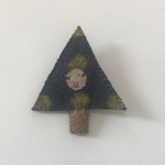 木のブローチ