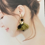 【2way】シフォン風ボタニカルなレースと小さなべっ甲プレートのイヤリング