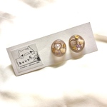 グレー　ドライフラワーのかすみ草　ワイヤーと金箔とシェル　ボタンピアス　イヤリング　プラ板アクセサリー　押し花アクセサリー　楕円　オーバル型