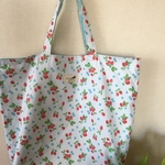 いちご柄の大きなお買い物バック