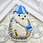 お散歩ハリネズミの刺繍ブローチ