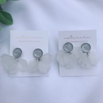 シルバーラメ×花びらのイヤリング