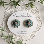 ぷっくりお花刺繍ピアス(light blue)