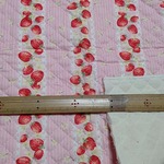 【はぎれ】キルティング　90㎝×48㎝　ストライプいちご　B品