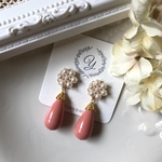 パールフラワーと大ぶりドイツアクリルのピアス／イヤリング　サーモンピンク