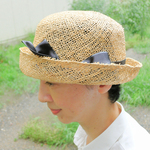 大きいサイズ　1本撚りラフィアのくるりんクロッシェ　黒いリボン