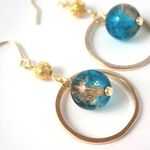 青い地球とリングのピアス