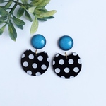 ターコイズブルー×ドットのアンティーク調大ぶりピアス/イヤリング(レトロ、ビンテージ、水玉、夏、旅行、モノトーン、浴衣、海