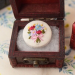 カーネーションと小花の花束ブローチ/ヘアゴム 【母の日/カーネーション/プレゼント/手刺繍】