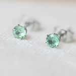 【再販】宝石質グリーンカイヤナイトのファセットカット・スタッドピアス（4mm・サージカルステンレス）