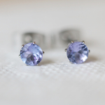 【再販】宝石質タンザナイトのファセットカット・スタッドピアス（4mm・サージカルステンレス）