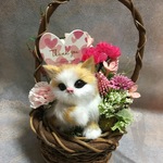 茶白猫ちゃんとピンク系カーネーションの小さめアレンジ
