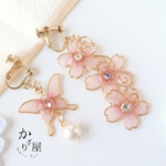 蝶と桜の揺れるイヤリング（Earrings of butterfly and cherryblossom ）.