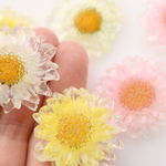【白2個・黄2個・ピンク2個】ドライフラワー クリア カボションプラスチック アクリル 花  メタルパーツUVレジン クラフトピアス イヤリング  材料 資材 