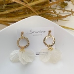ゴールド×花びらの春ピアス／イヤリング