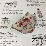 仮置きマスクケース立体マスク用　　　薔薇柄（生成り）