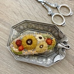 花刺繍 黄土色基調のエレガント　ビーズ縁取りバレッタ