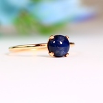 【吸い込まれるような美しさ】ビルマ産サファイア 6mm 天然石リング／カボションカット＊1.3mm幅　9月誕生石／ 重ね付け・ピンキーリング・大粒・誕生石・天然石・アレルギー対応・色落ちしない