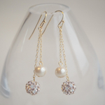 応援価格にします！キラッキラのスワロフスキーのパヴェのさくらんぼピアス。