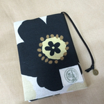 黒いお花の文庫本カバー