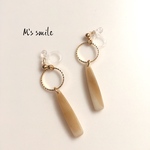 年代問わずおすすめ☆大人かわいいベージュの揺れるピアス.イヤリング　樹脂ピアス.樹脂イヤリング　ノンホールピアス.ノンホールイヤリング