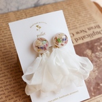 ふんわりホワイトシフォンタッセルのお花のピアス、イヤリング