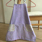 自分で着られる！キッズ用エプロン（紫ギンガム・花柄）