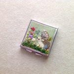 リネンと羊毛の春のハリネズミのピルケース  square