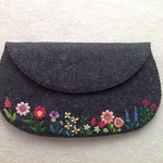 フェルトと刺繍の春のカラフルフラワーの小物入れ  大きめ 