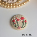 母の日に⭐️カーネーションとカスミ草の花刺繍　ブローチ／ヘアゴム