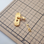 【送料無料】ミニチュア［鍵付ドアノブ-B］、取っ手、取手、持ち手ドールハウス家具用金具  金色