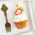 カップケーキのネックレス・いちごハーフA(cupcake  necklace/strawberry/ペンダント/さくらんぼ/フェイクスイーツ/フェイクフード/食品サンプル/スイーツデコ)