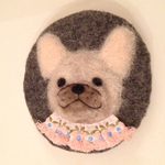 フレンチブルのブローチ