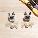 ネコの刺繍ピアス