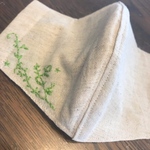 グリーンの糸でカバーマスク イニシャル 刺繍します