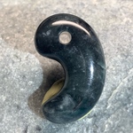 糸魚川黒翡翠の勾玉