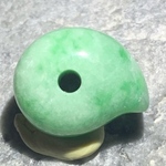 糸魚川翡翠のズングリ勾玉　翠