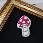 【送料無料】きのこの刺繍ブローチ