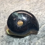 糸魚川黒翡翠のズングリ勾玉