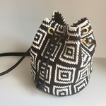 コットンニットバケツ巾着ショルダー スクエアモノトーン