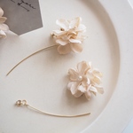 ロングチャームイヤリング　アイボリー